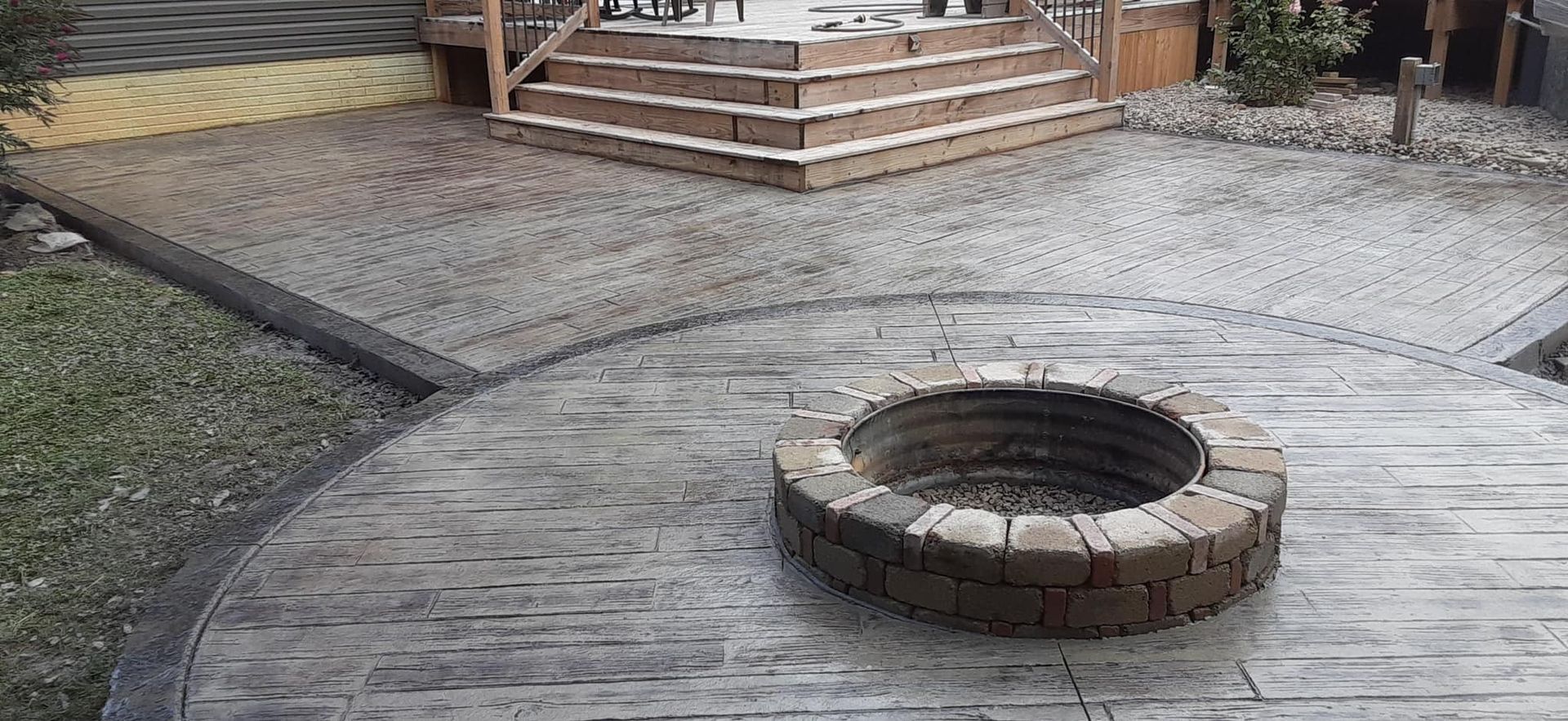 There is a fire pit in the middle of the patio.
