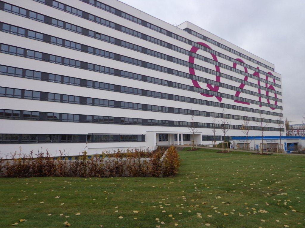 Ein großes weißes Gebäude mit den Zahlen 2016 darauf gemalt