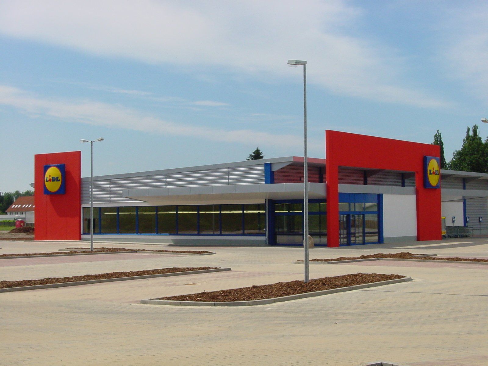 Ein rot-weißes Gebäude mit einem Lidl-Logo darauf