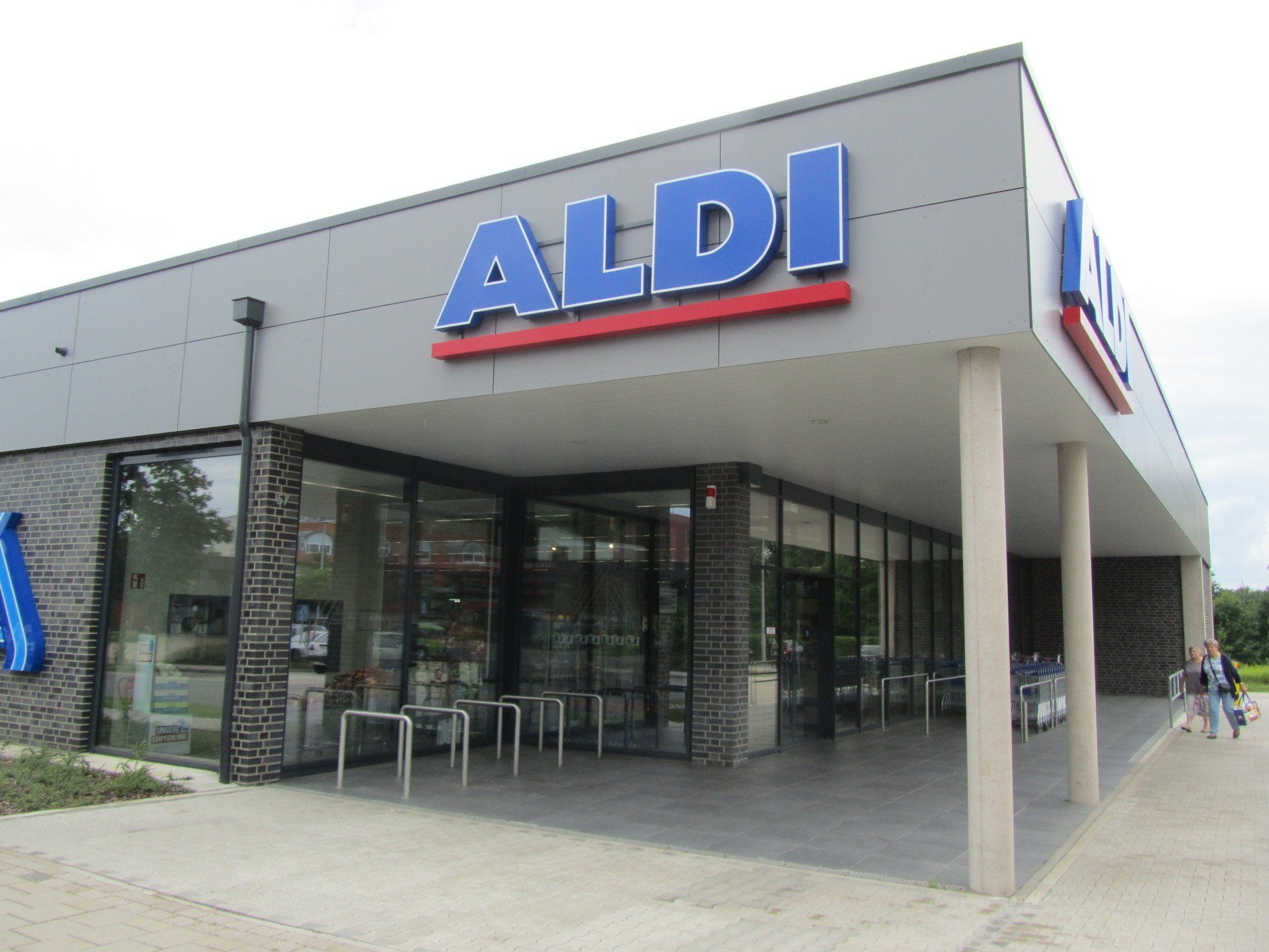 Ein großes Gebäude mit dem Wort Aldi darauf