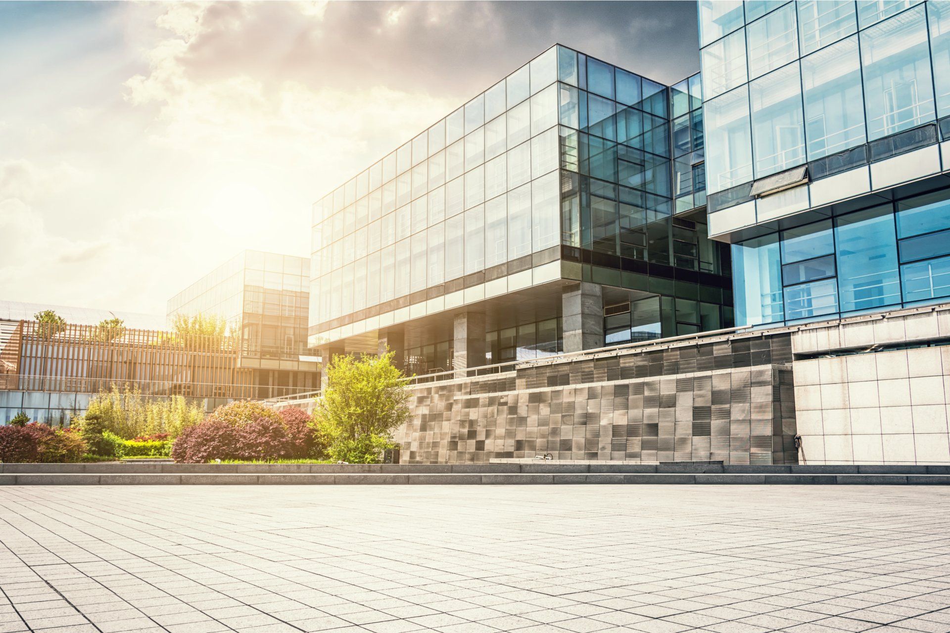 Die Sonne scheint durch die Fenster eines großen Gebäudes.