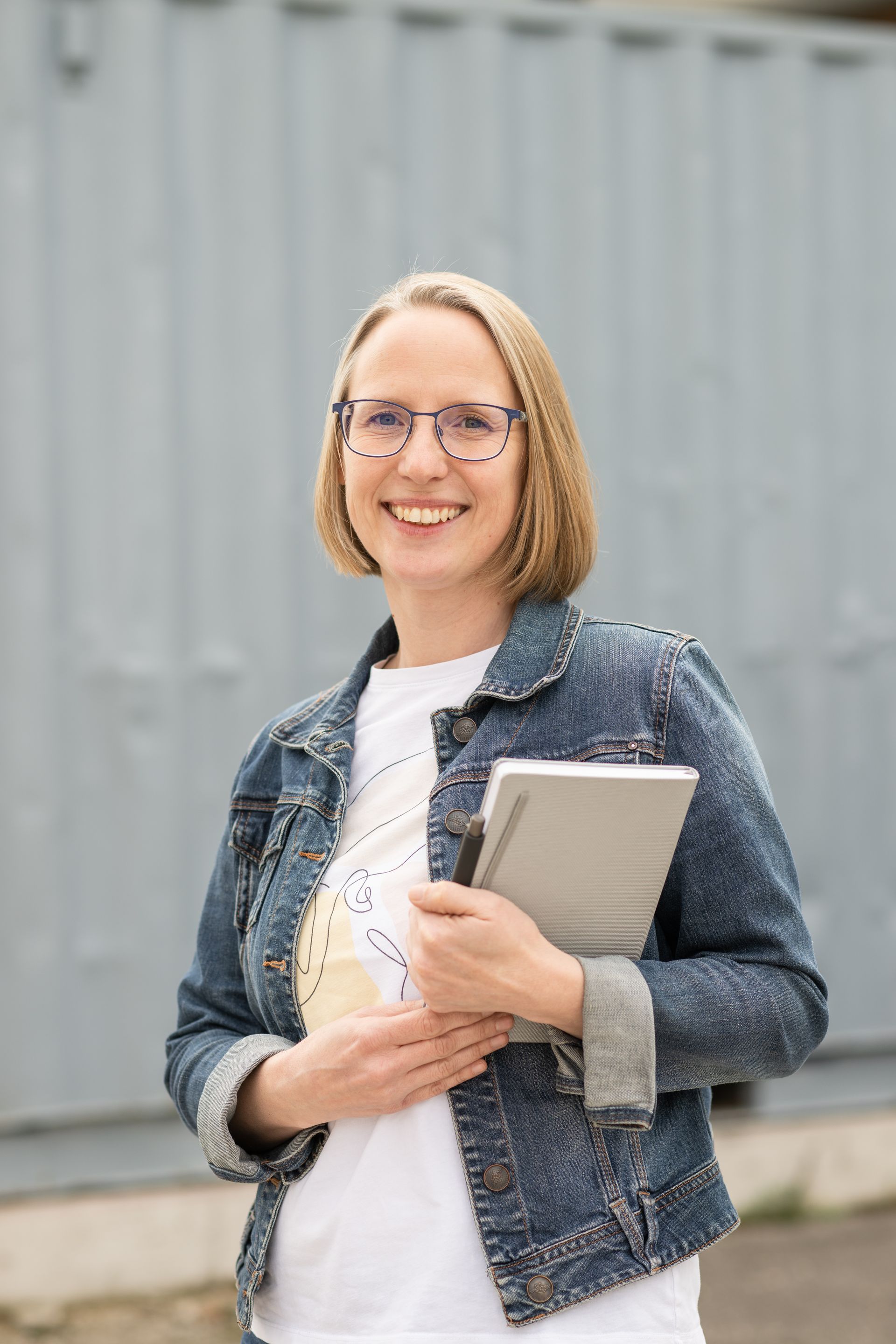 Portrait Birgit Holzbecher mit Jeansjacke und weißem Shirt
