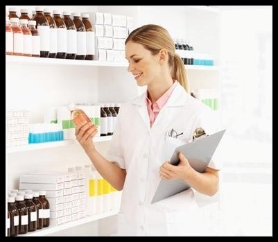 farmacista intenta a controllare l'inventario