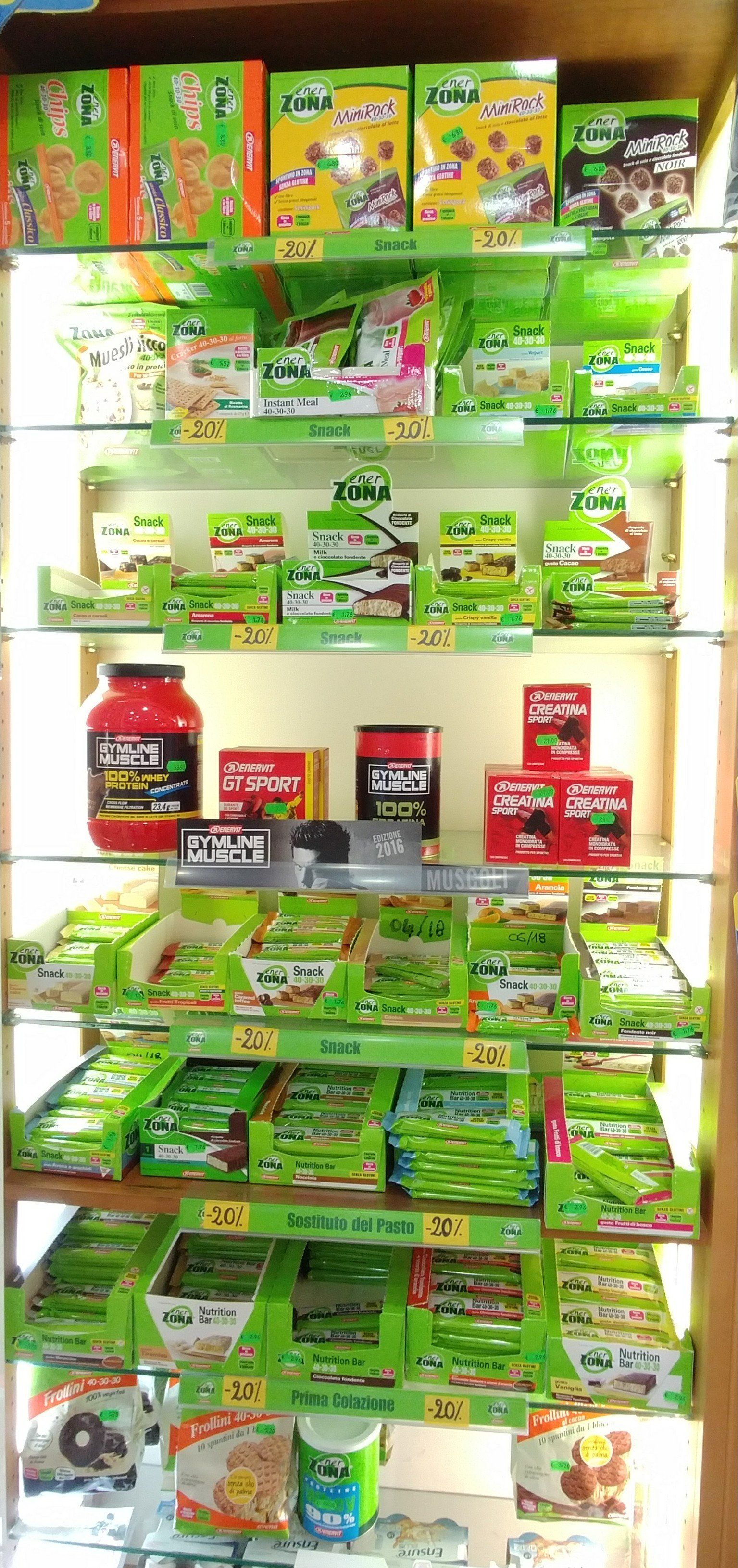 Scaffalatura integratori alimentari in farmacia