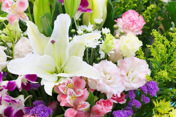 composizione floreale con fiori bianchi e rosa