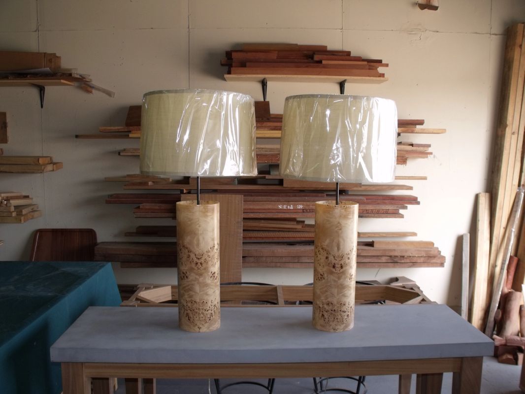 Two lamps are sitting on a table in a room