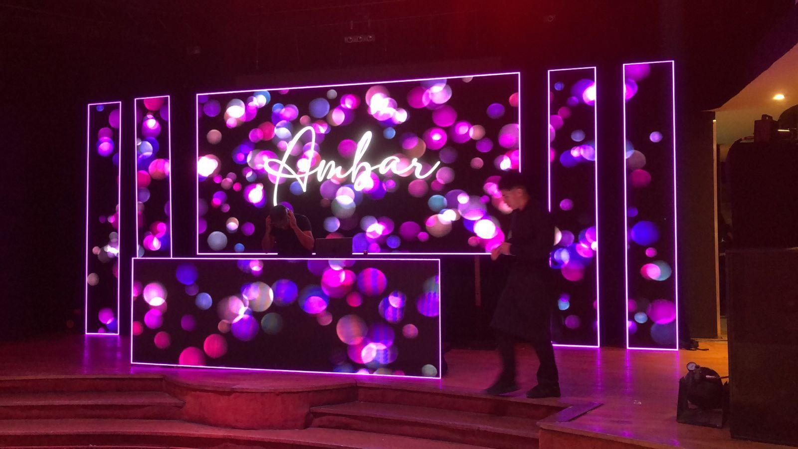 DJ en el escenario de la discoteca 