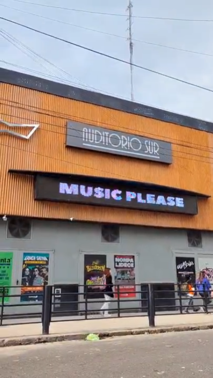 Exterior del Auditorio Sur con el letrero 