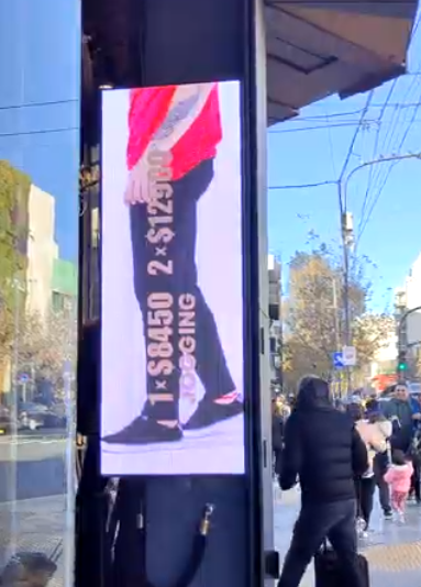 Anuncio digital que muestra a una persona en leggings con precios: $8450 por uno, $12500 por dos.