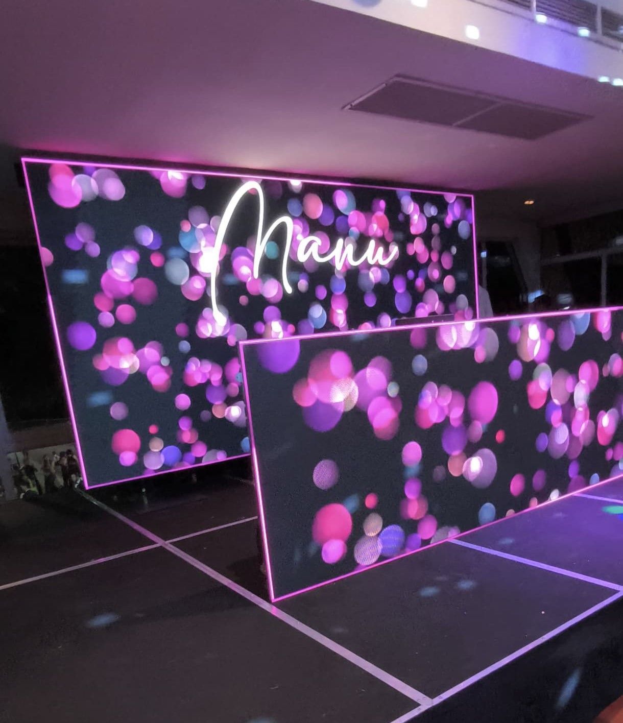 Escenario con pantallas brillantes; el nombre 