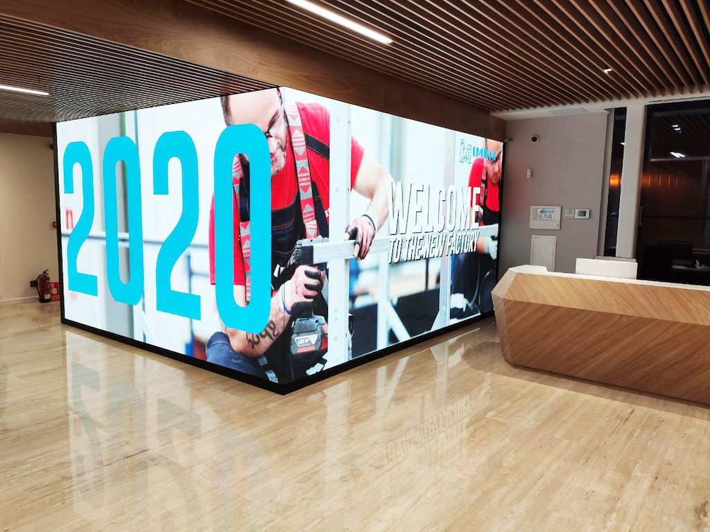 Gran pantalla digital con el texto 