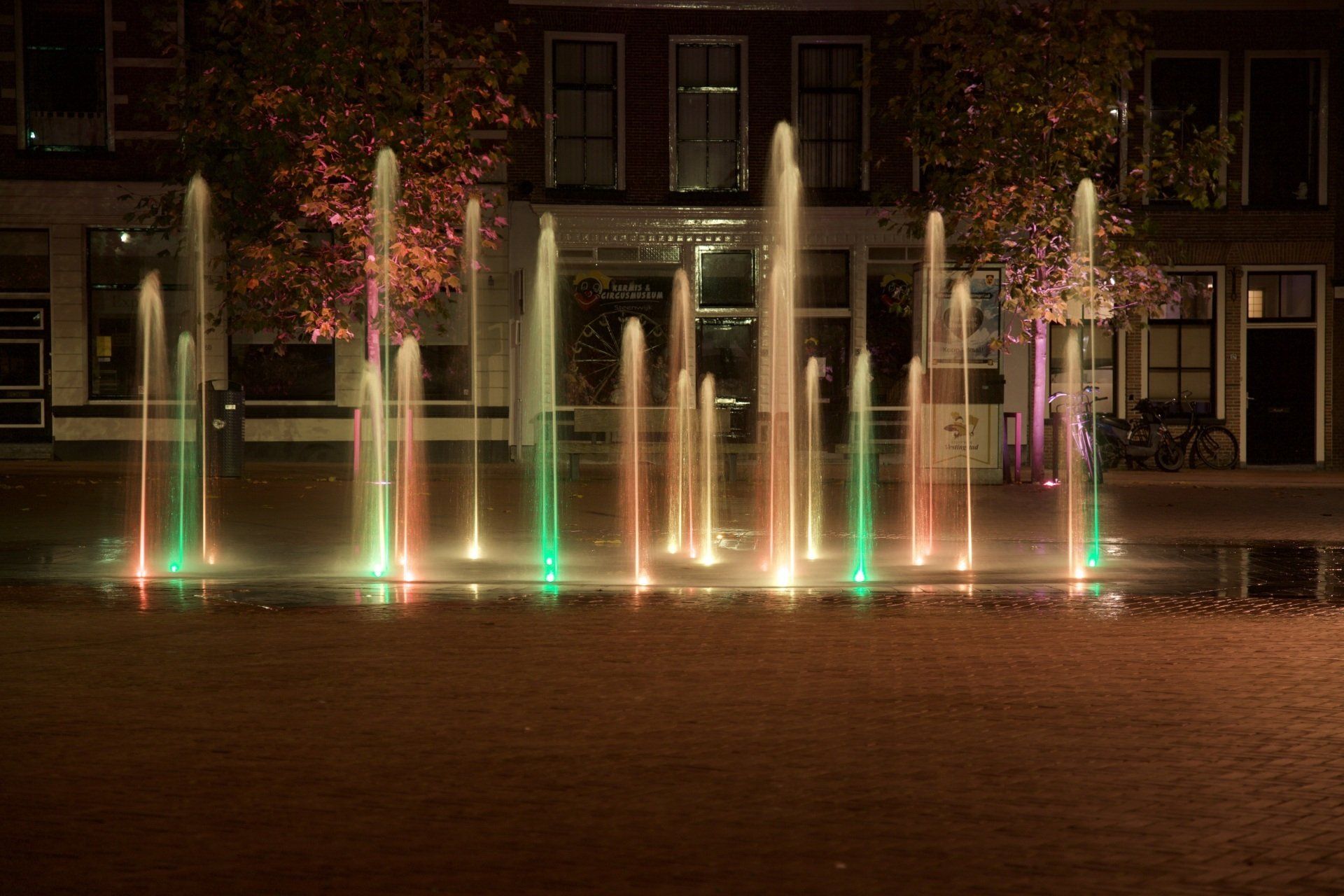 's Nachts wordt een fontein voor een gebouw verlicht.