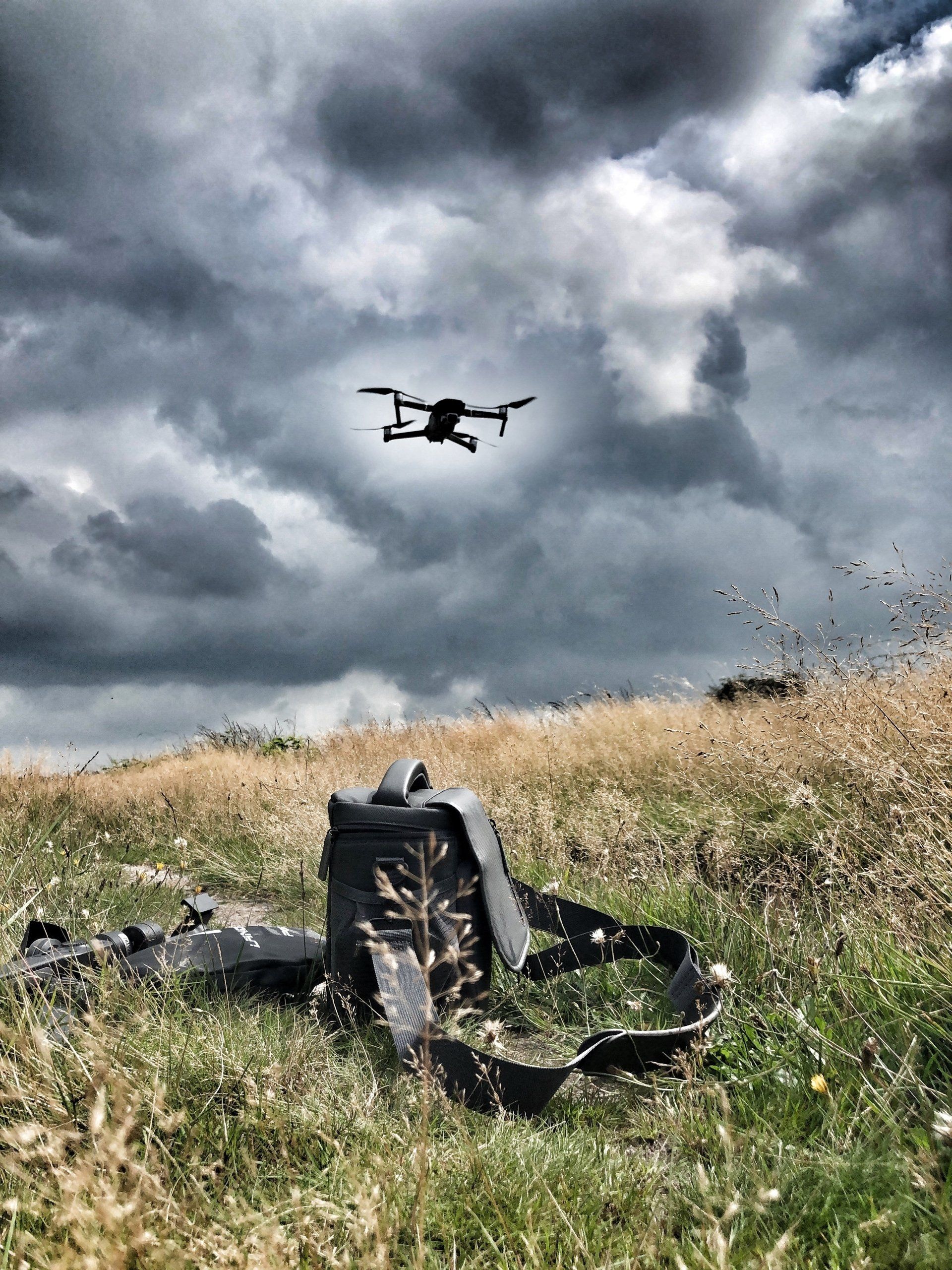 Een drone vliegt over een tas in een veld.