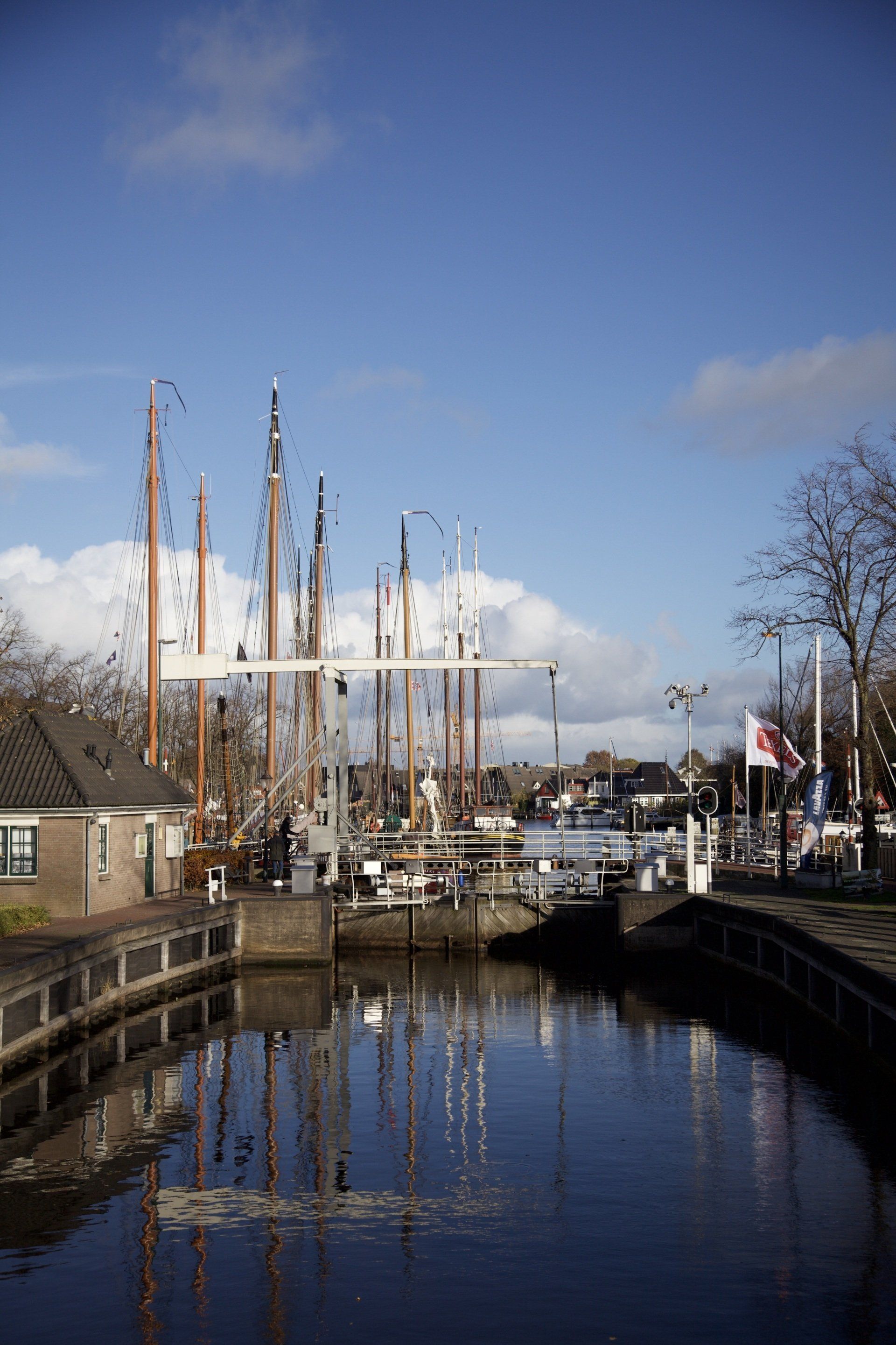 Een gezellige vissershaven in Nederland
