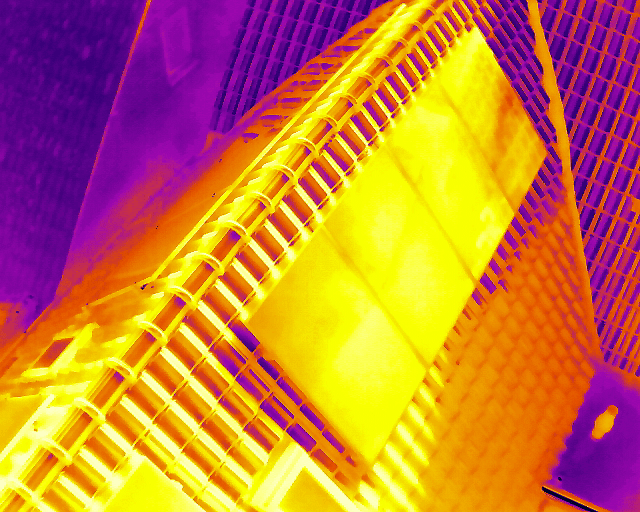 Een thermisch beeld van zonnepanelen op het dak van een woonhuis