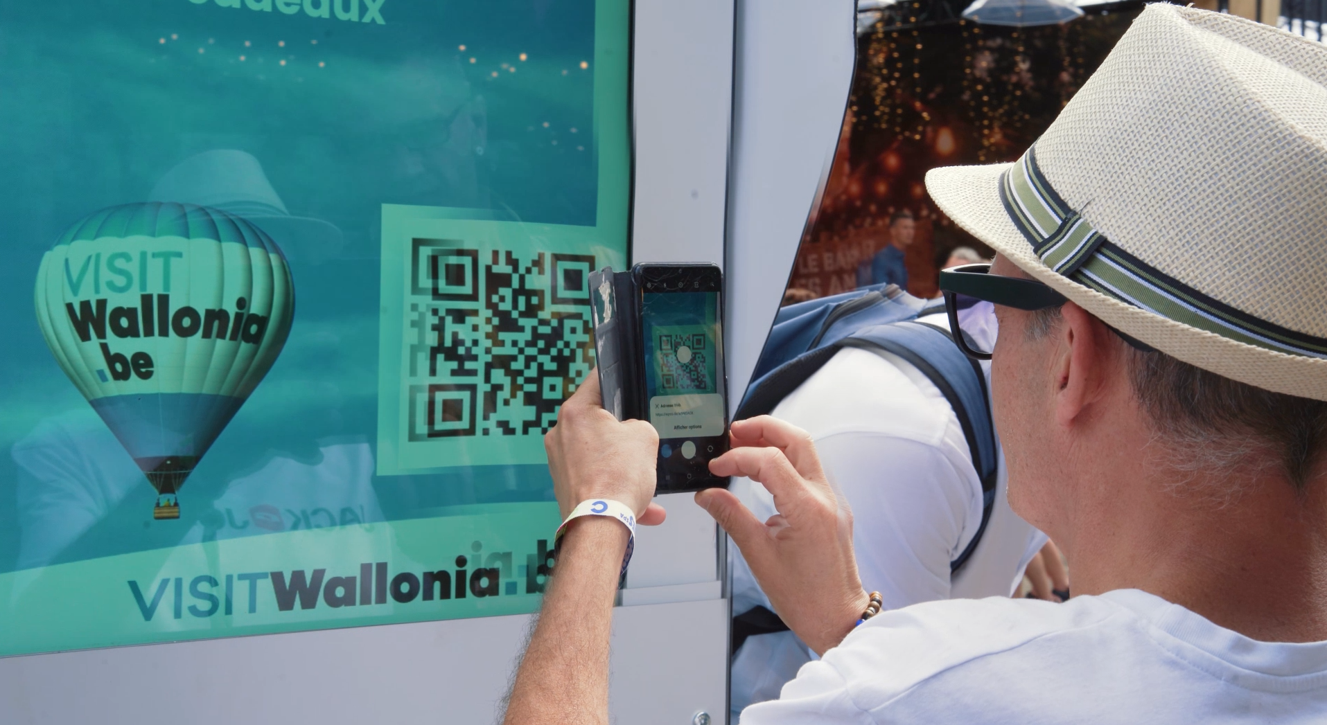 Personne qui scanne le QR Code fait sur les écrans EYE SCREEN pour VISIT Wallonia 