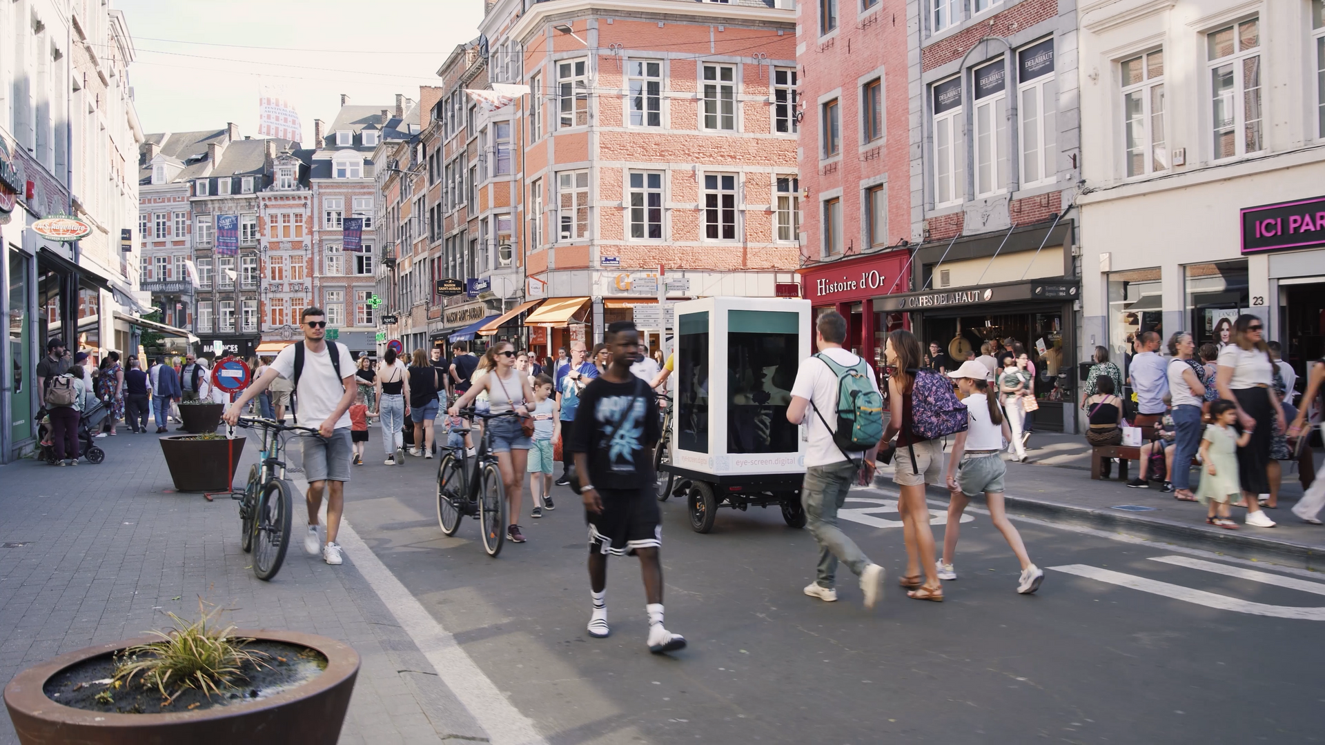 Vélo publicitaire EYE SCREEN en plein centre d'une ville 