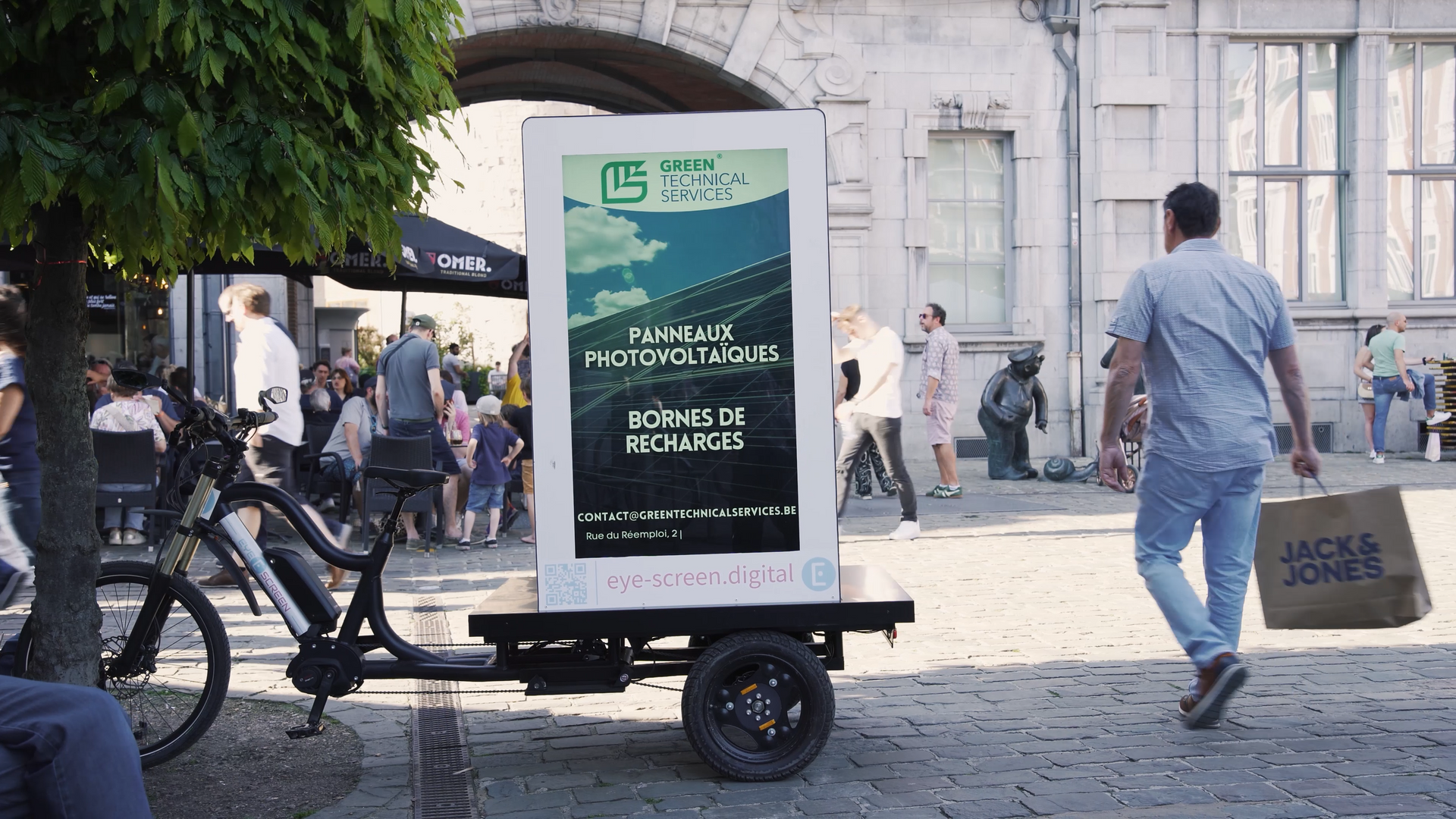 Photo des deux vélos Eye Screen dans une rue pour montrer à quoi ressemble une action publicitaire!