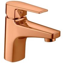 Um close de uma torneira de pia em rosé gold em um fundo branco