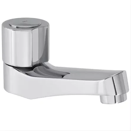Um close de uma torneira cromada em um fundo branco.