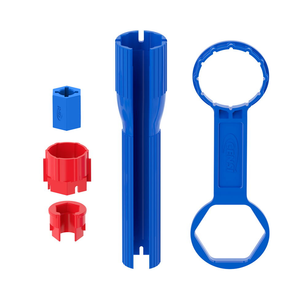 Um close de uma torneira de pia em rosé gold em um fundo branco