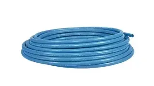 Um rolo de mangueira azul sobre um fundo branco.