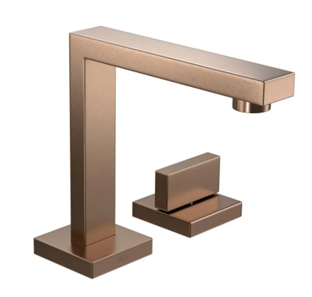 Um close de uma torneira em corten em um fundo branco.