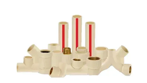 Um monte de tubos de pvc e acessórios em um fundo branco.