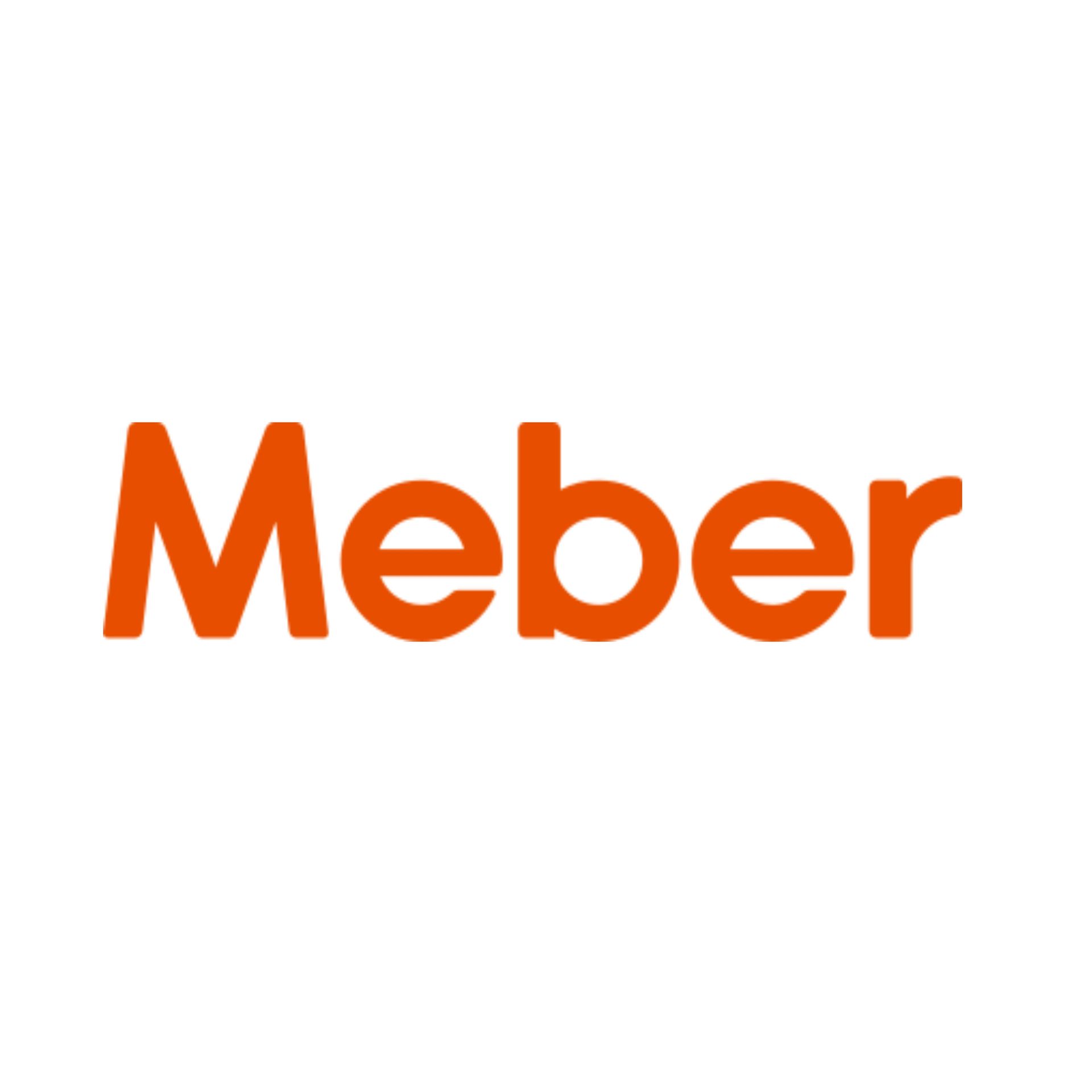 O logotipo do meber é laranja e branco sobre fundo branco.
