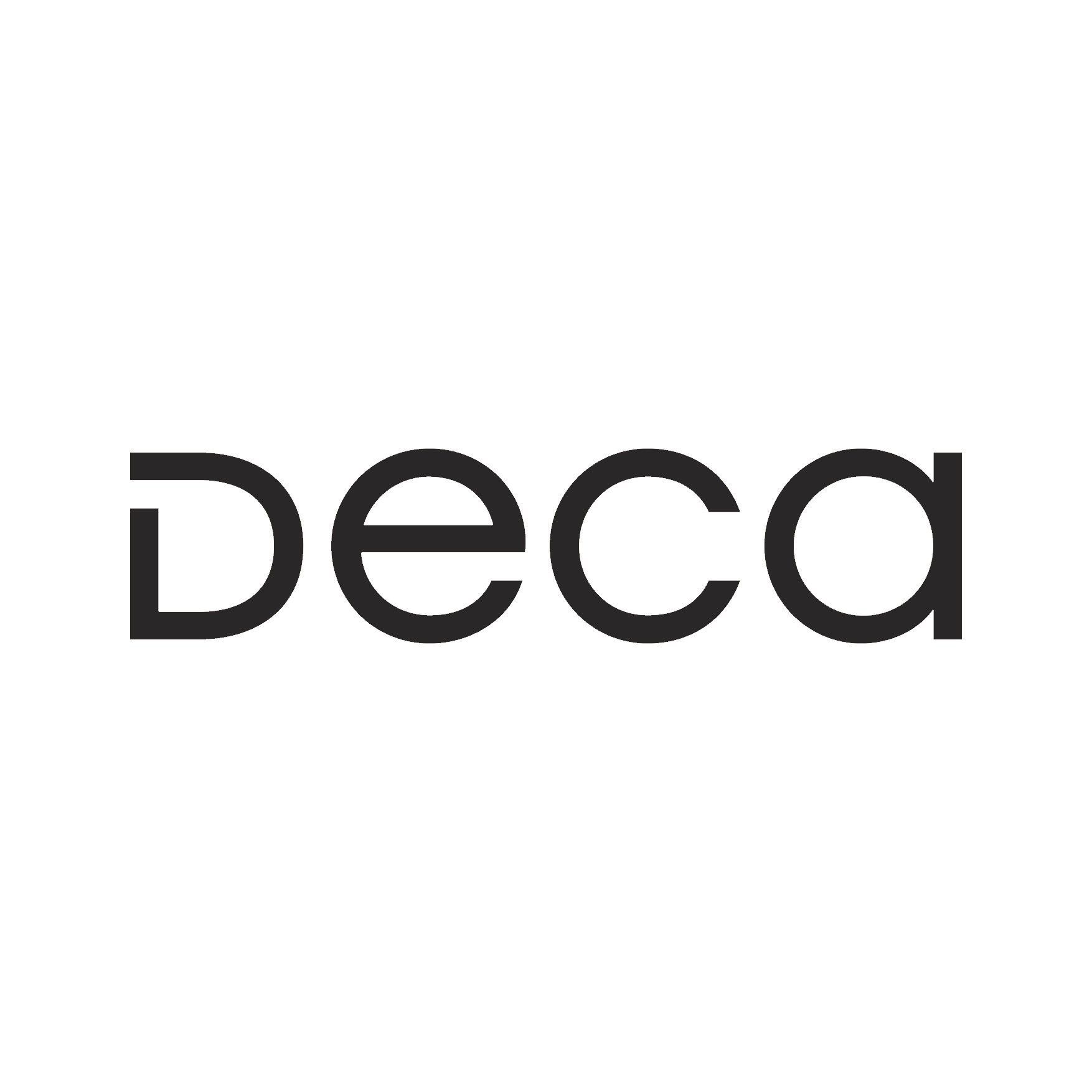 Um logotipo preto e branco para a deca em um fundo branco.