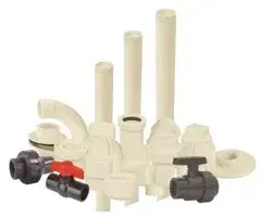 Um monte de tubos de pvc e válvulas em um fundo branco.