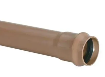 Um close-up de um tubo de pvc marrom sobre um fundo branco.