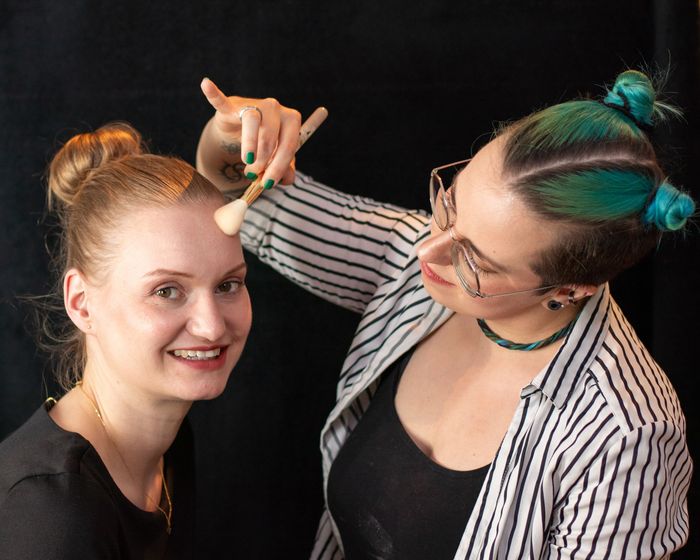 Rabea Langer, professioneller Make Up & Hair Artist in Ulm und Neu-Ulm. Spezialisiert auf Hochzeitsstyling, Make Up Coaching und SFX Make Up. Hochwertige, vegane und cruelty-free Produkte. Jetzt Termin buchen!