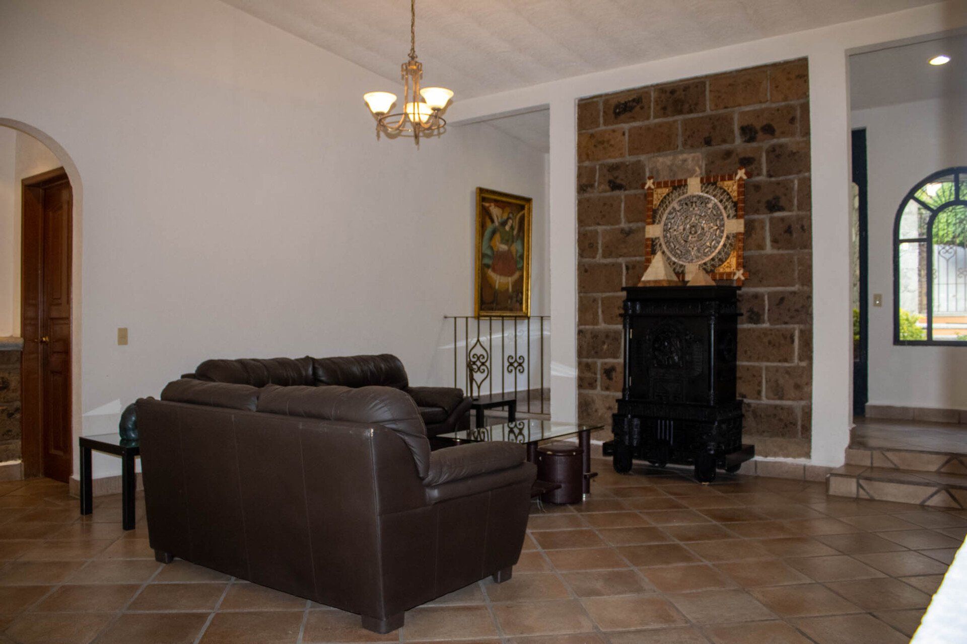 Una sala de estar con un sofá y una chimenea.