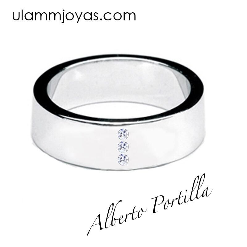Un anillo de plata con el nombre de alberto portilla.