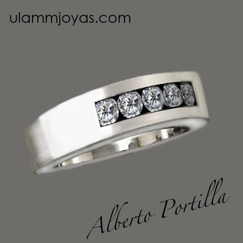 Un anillo de plata con diamantes y la web ulammjoyas.com
