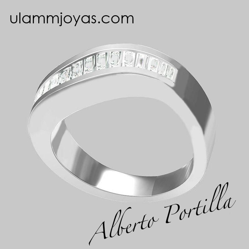 Un anillo de plata con el nombre de alberto portilla en la parte inferior.