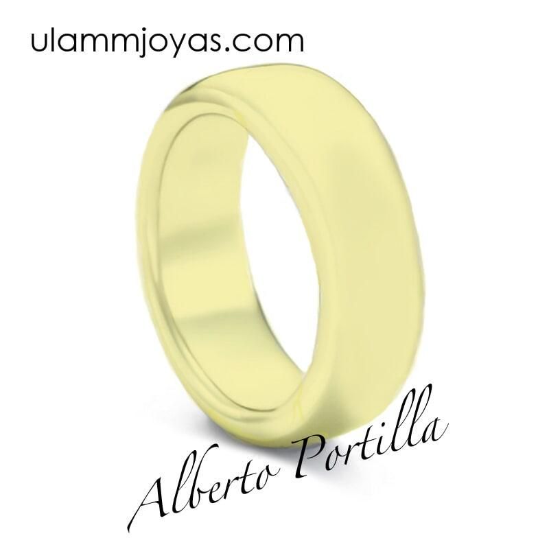 Un anillo amarillo con el nombre de alberto portilla.