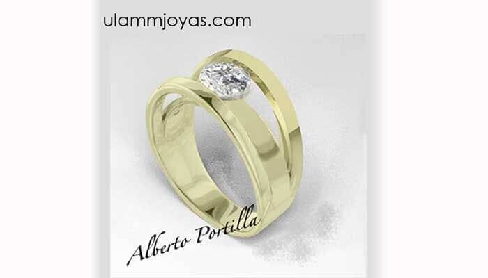 Un anillo de oro amarillo con un diamante en el centro.