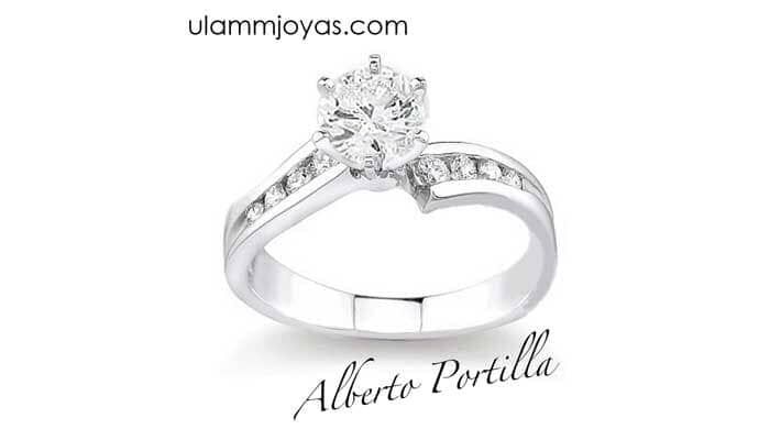 Un anillo de oro blanco con un diamante en el centro.