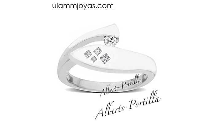 Un anillo de plata con el nombre de alberto portilla grabado.
