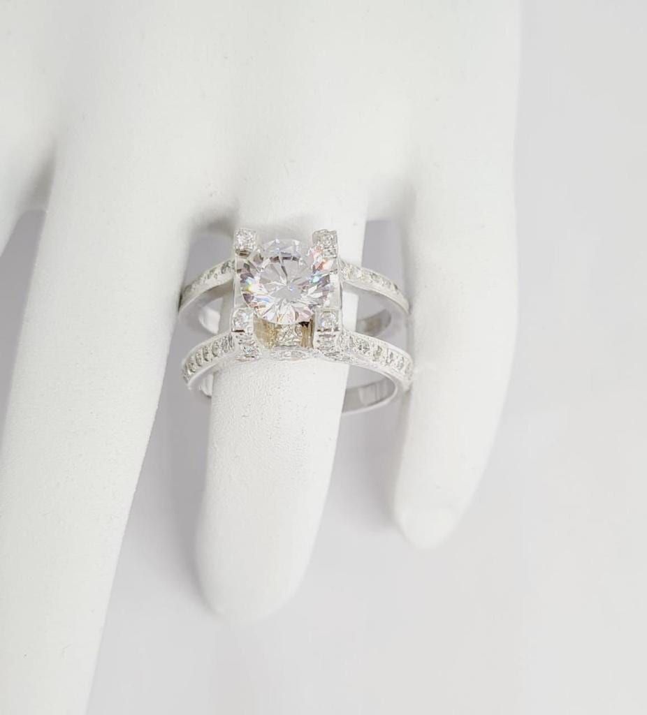 Un primer plano de un anillo en el dedo de una persona.