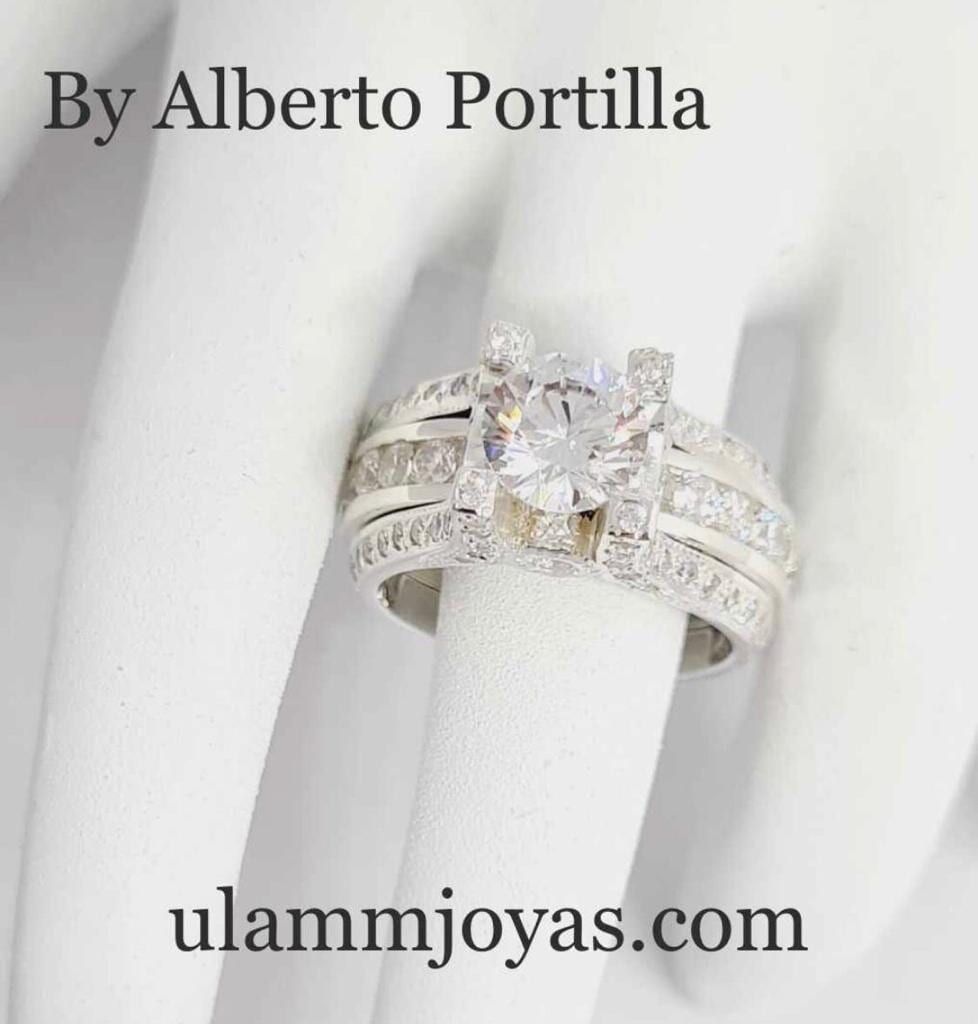 Un primer plano de un anillo con el sitio web ulammjoyas.com en la parte inferior