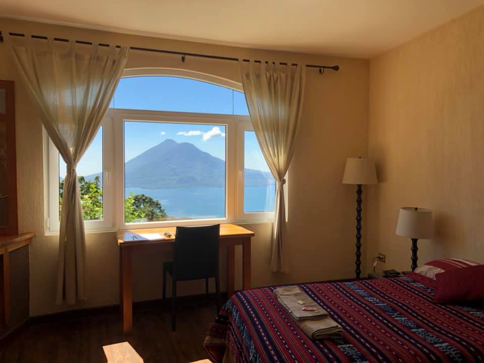 Ein Schlafzimmer mit Blick auf See und Berge