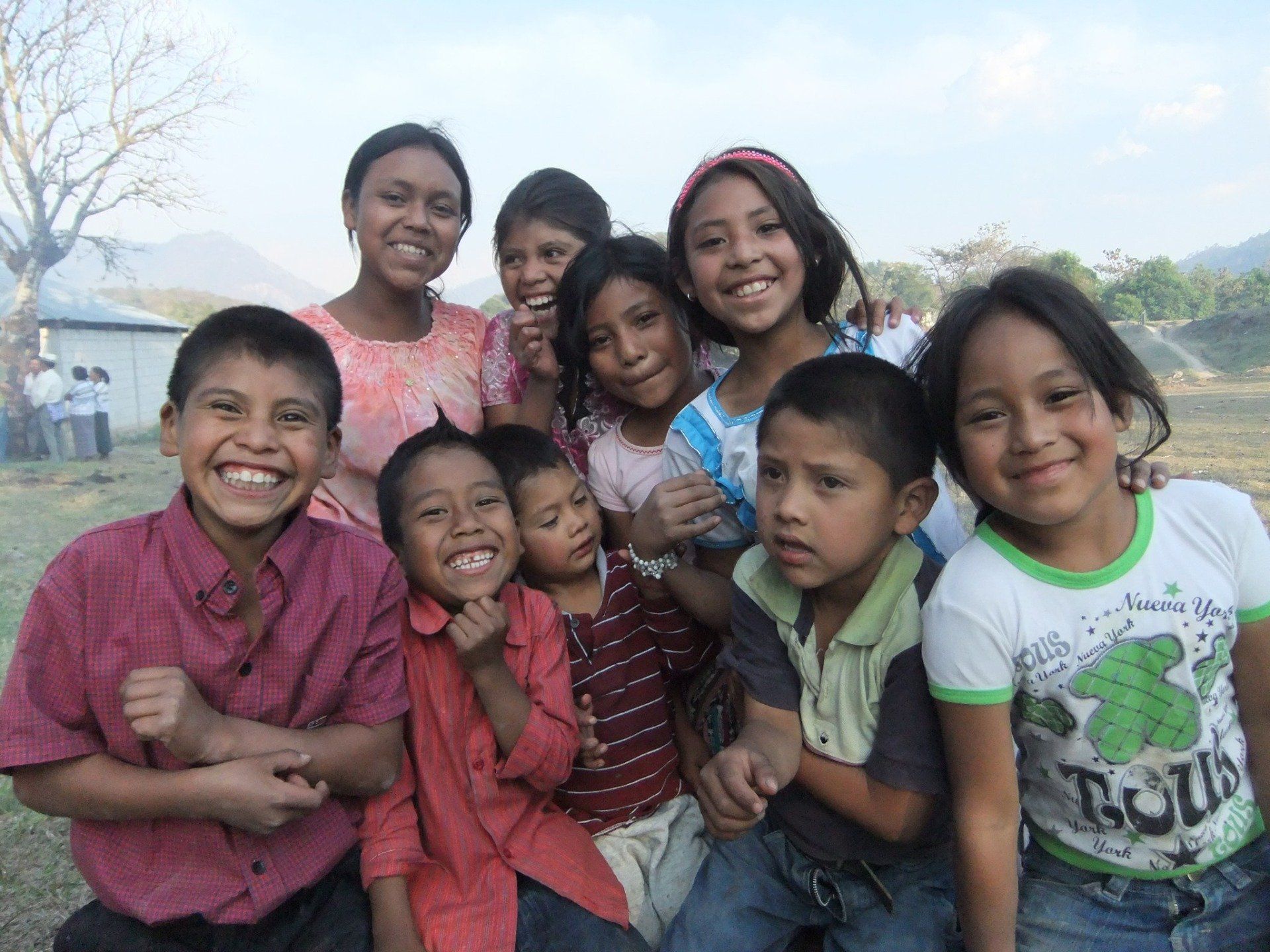 Eine Gruppe von Kindern posiert für ein Foto und ein Mädchen trägt ein T-Shirt mit der Aufschrift „T-Shirt“