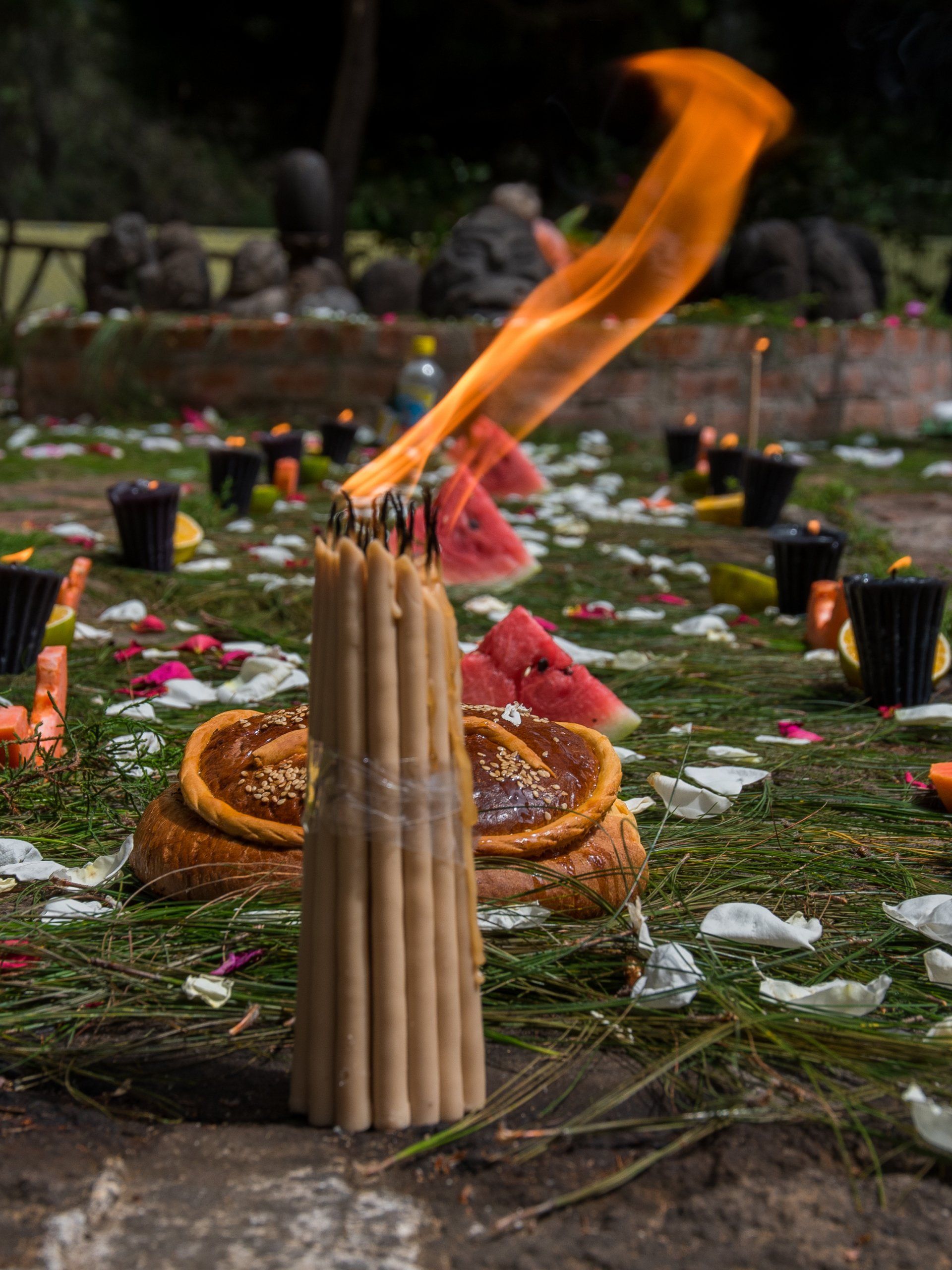 Auf einem Stapel Essen stehen mehrere Kerzen.