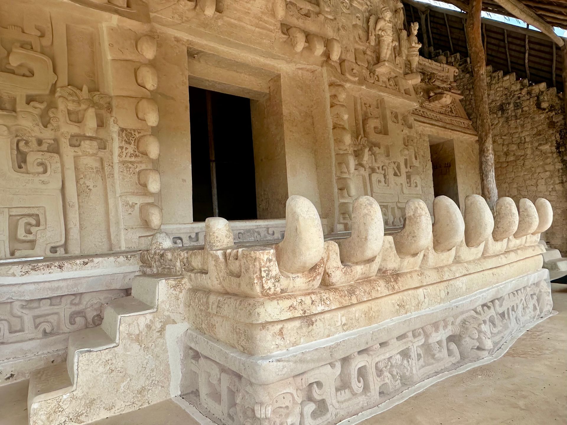 Ein Drache steht mitten in einem Baum