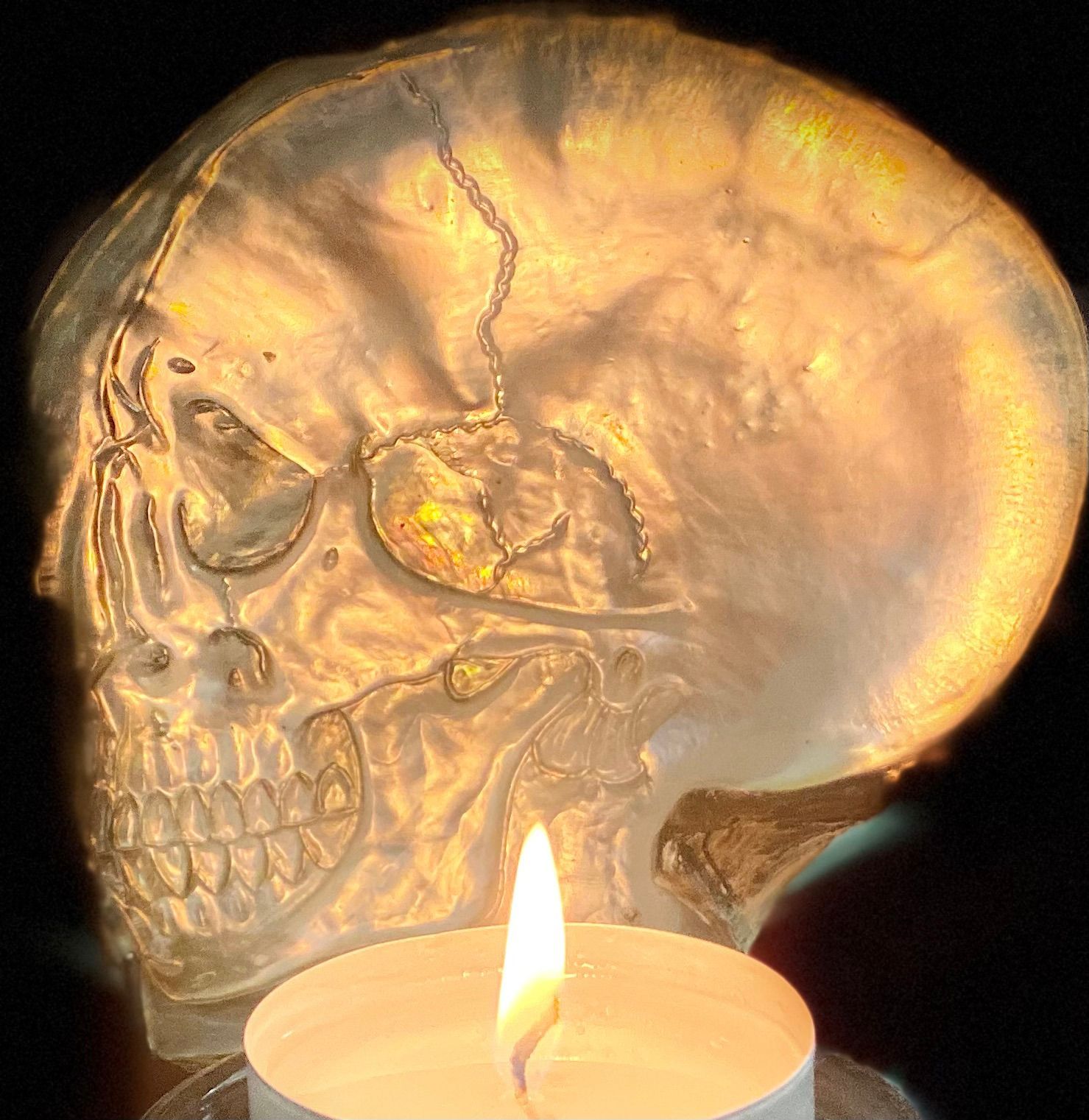 Ein Totenkopf mit einer Kerze davor