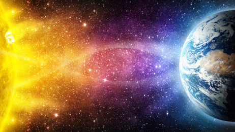 Die Sonne scheint aus dem Weltraum auf die Erde.