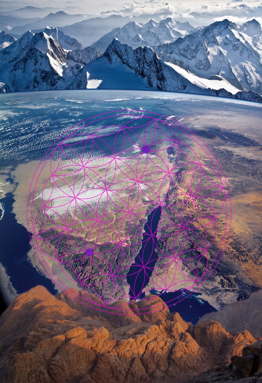 Eine Luftaufnahme der Erde aus dem Weltraum mit Bergen im Hintergrund.